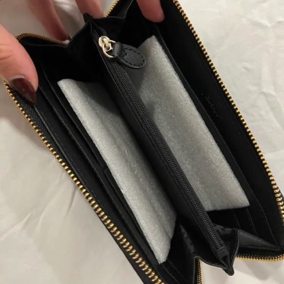 DKNY Wallet - New! - Picture 3 of 3